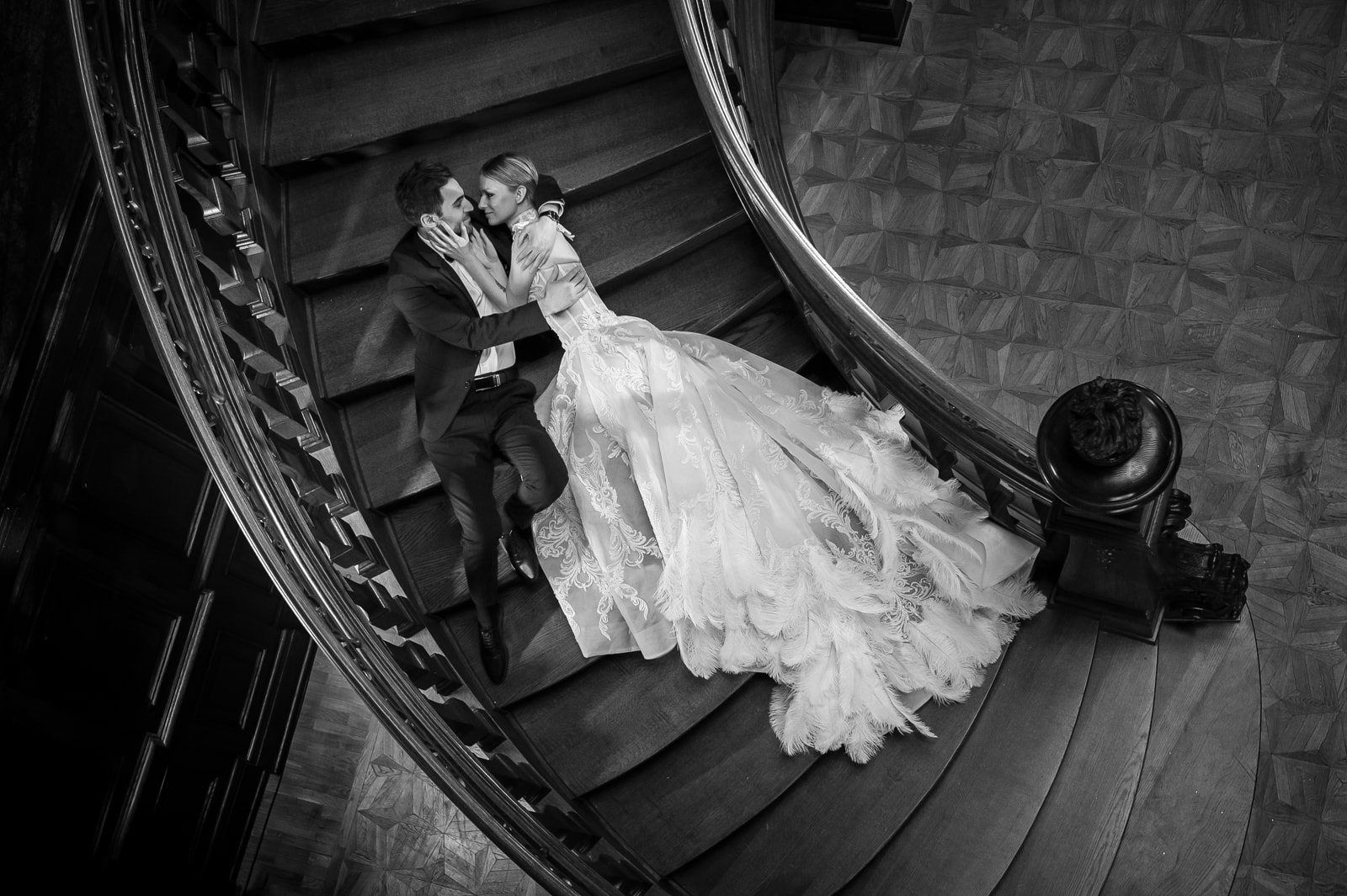 Sesja ślubna w Pałacu Goetz, Brzesko; suknia ślubna projektu Viktoriia Dmukh